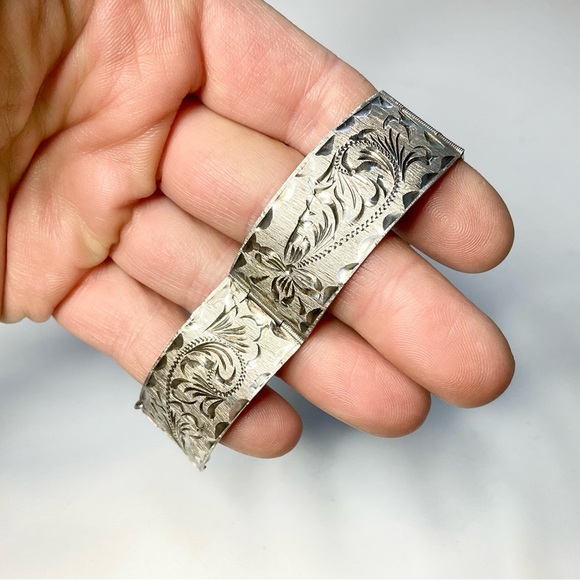 Vintage Mexican Sterling Silver Deeply Chased Hinged Panel Bracelet - Picture 6 of 8